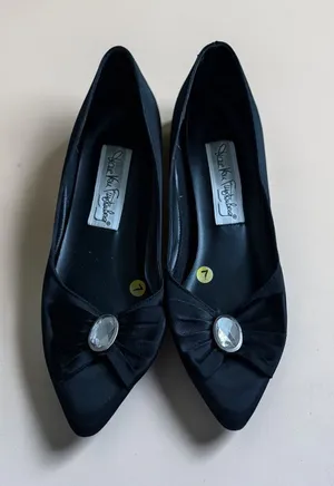 DIANE VON FURSTENBERG Vintage Black Bow Kitten Heels Size 7 thumbnail 1
