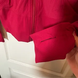 Lululemon In Flux Reversible Hooded Jacket Cranberry Red 8. Preloved excellen5 thumbnail 5
