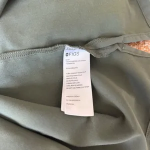 FIGS V-Neck Scrub Top Olive Green Women Medium Nurse Healthcare Uniform thumbnail 4