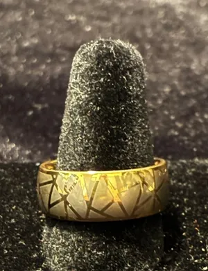 Gold-tone Geometric Shattered Ice Pattern Band Ring Sz 8.25 thumbnail 1