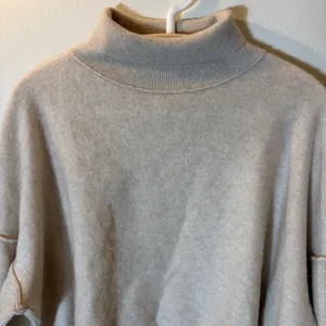Free People Cashmere Oatmeal Cropped Turtleneck Sweater Boxy Fit‎ Size Small thumbnail 2
