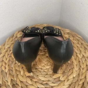 RED VALENTINO Heels Black Leather Peep Toe Pumps Gold Studded Bow Heeled Shoes thumbnail 8