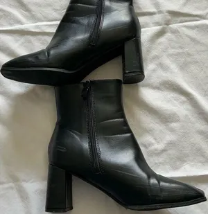 Ankle boots Black unbranded like new -no size found-10 most likely discounted thumbnail 1
