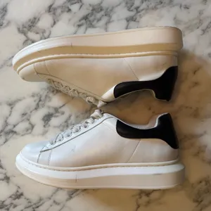 NWOT Steve Madden Gaines White/Black Faux Leather Platform Sneakers Women’s 11M thumbnail 4