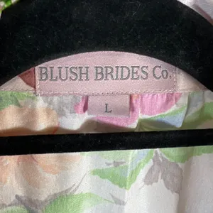 Blush Brides Co.‎ Women's Size L Floral Satin Pajama Top Short Sleeve Button Up thumbnail 4