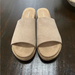 Madden Girl Tan Espadrille Slides thumbnail 3