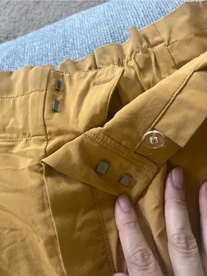 Athleta Golden Mustard High-Waist Pleated Women's Shorts thumbnail 3