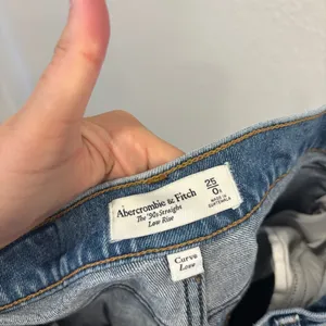 Abercrombie and Fitch low rise the 90s straight jeans thumbnail 2