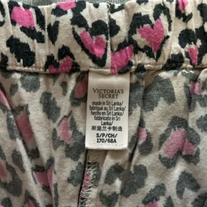 Victoria's Secret Pink and Black Leopard Heart Print Pajama Set thumbnail 7