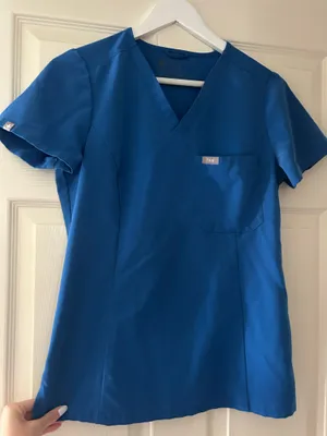 Figs fitted one pocket top thumbnail 1