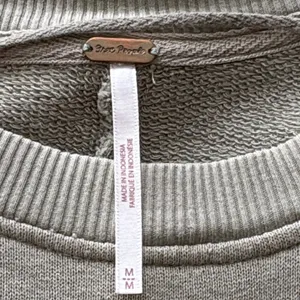 EUC Women’s Free People ooh la Ruffled Sweatshirt Size M Vintage Olive thumbnail 2