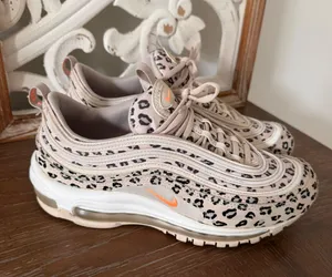 Nike sneakers thumbnail 1