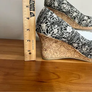 Dexflex Comfort Womens Black White Floral Cork Wedge Peep Toe Sandals Size 7W‎ thumbnail 3