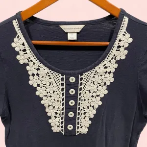 Cute vintage 80’s-90’s cottagecore white lace buttons appliqué navy top thumbnail 3
