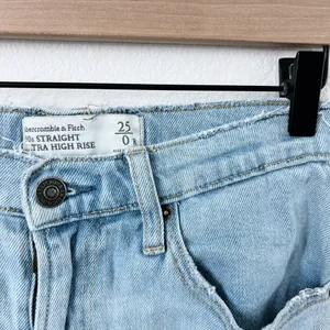 Abercrombie 90s Straight Ultra High-Rise Shorts thumbnail 3
