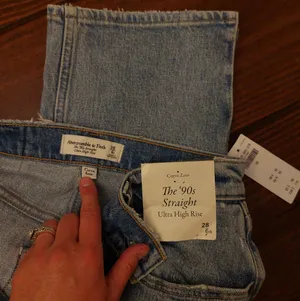 Abercrombie & Fitch The 90's Straigh - Ultra High Rise, Size 28 6r. thumbnail 4