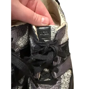 UGG Deaven‎ Woven Leather Sneakers Women's Size 8.5 Black Gray Casual Comfort thumbnail 3