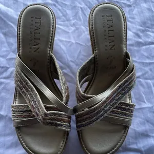Italian Shoemakers Women’s Size 8 Brown Fabric Wedge Sandals Slip On 3” Heel thumbnail 3