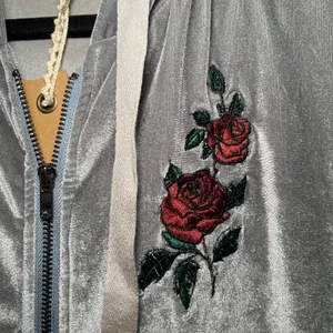 NWT POL Gray Velvet Valeur Embroidered Rose Hoodie Sweatshirt Women's size Large thumbnail 3