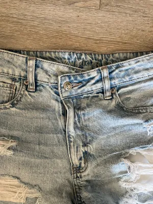 Women’s American Eagle distressed mom Jean shorts size 6 thumbnail 2