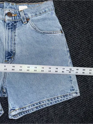 Vintage 90s Levi’s 912 White Tab Denim Shorts 6 P / 25 Light Wash USA Made Jorts thumbnail 8