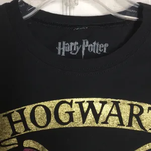 FINAL MARKDOWN Juniors’ Harry Potter Hogwarts Crest SS Tee (L) thumbnail 3