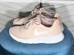 Nike Tanjun pink women's running shoes lightweight sz 9 thumbnail 1