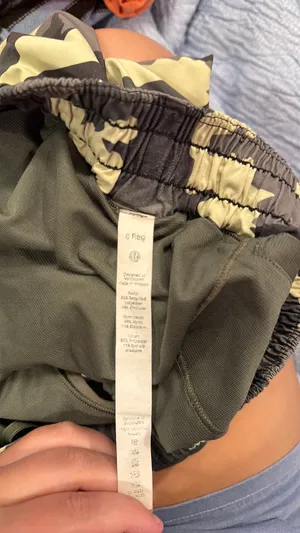 Lululemon Shorts 2.5" Low-Rise Hotty Hot thumbnail 3