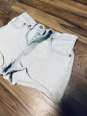 Levi’s 501 Original Fit Women’s Cut-off Jean Shorts Fly Button Closure Size 28 thumbnail 2