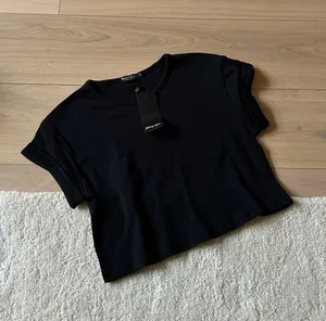 Plain Black Basic T-shirt thumbnail 2