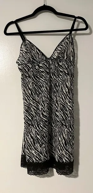 Victoria’s secret Vintage Y2K Zebra Print Slip Dress with Lace‎ Trim hem Size L thumbnail 1