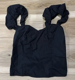 Abercrombie and Fitch Black Ruffle Cropped Top Women’s Small thumbnail 1