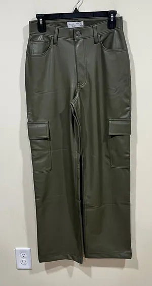 NWT Abercrombie & Fitch ‘90s Relaxed High Rise Vegan Leather Cargo Pants, sz 4 thumbnail 1