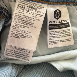 Levi's Premium Wedgie Straight Fit Cheeky Jean Sz 30X27” (10) Crop Med Wash thumbnail 8