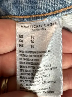 American Eagle Blue Denim Mom Shorts High Rise Frayed Hem Stretch Size 14 thumbnail 4