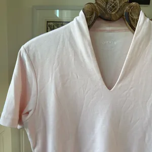 Orvis Solid Narrow-V Tee Ballet Pastel Pink M thumbnail 2