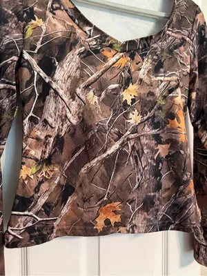 Women’s Camo Print Long Sleeve V-neck Cropped Stretch Top Size Medium thumbnail 5