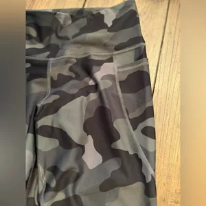 Old Navy Active Camo Cropped Leggings Sz L Squatproof EUC 7/8 length thumbnail 3