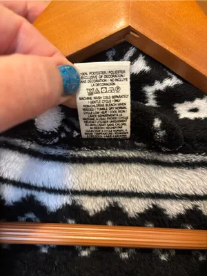 PINK Victoria’s Secret Black & White Snowflake Fleece Robe - Size XS/S thumbnail 4