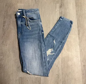 Forever 21 premium distressed skinny jeans thumbnail 5