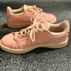 Womens sz7 Adidas Cloudfoam Advantage Pink Low Top Tennis Shoes thumbnail 4