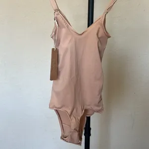 SKIMS EVERYDAY SCULPT BODYSUIT Clay size S‎ NWT thumbnail 6