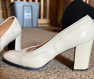 Vintage White / Cream Heels Pumps with Classic Design thumbnail 1