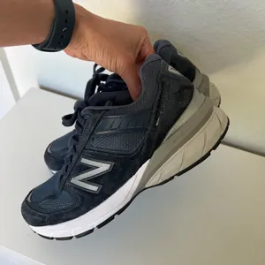 New Balance 990 V5 Sneakers in Navy Blue thumbnail 4