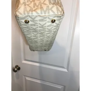 Michael Kors Jet Set Travel Large Signature Tote thumbnail 4
