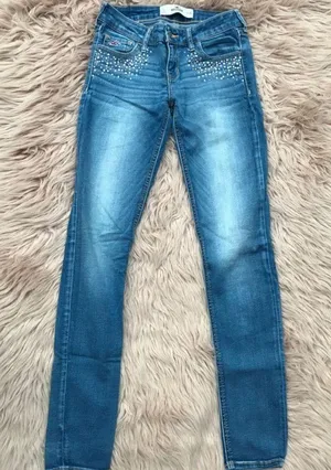 Hollister embellished light wash skinny jeans. Size 3. They are skinny. Have studs/bling around front pockets. They are new. thumbnail 1