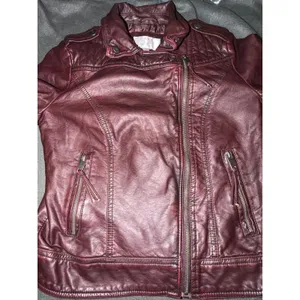 Xhilaration Womens Burgundy Faux Leather Moto Biker Jacket Quilted Size S thumbnail 7