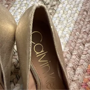 Calvin Klein Kirstin Gold 3 inch heels size 7 thumbnail 11