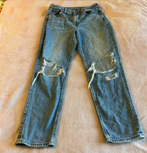 American Eagle Strigid Mom Jean distressed high rise straight fit size 8 casual thumbnail 1