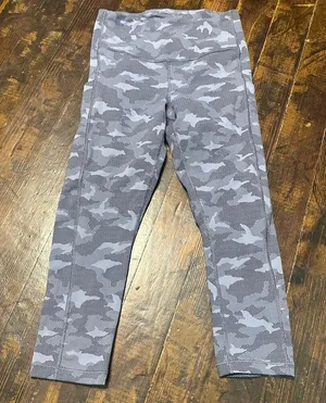 Athleta S ultimate stash pocket texture camo capri leggings thumbnail 1